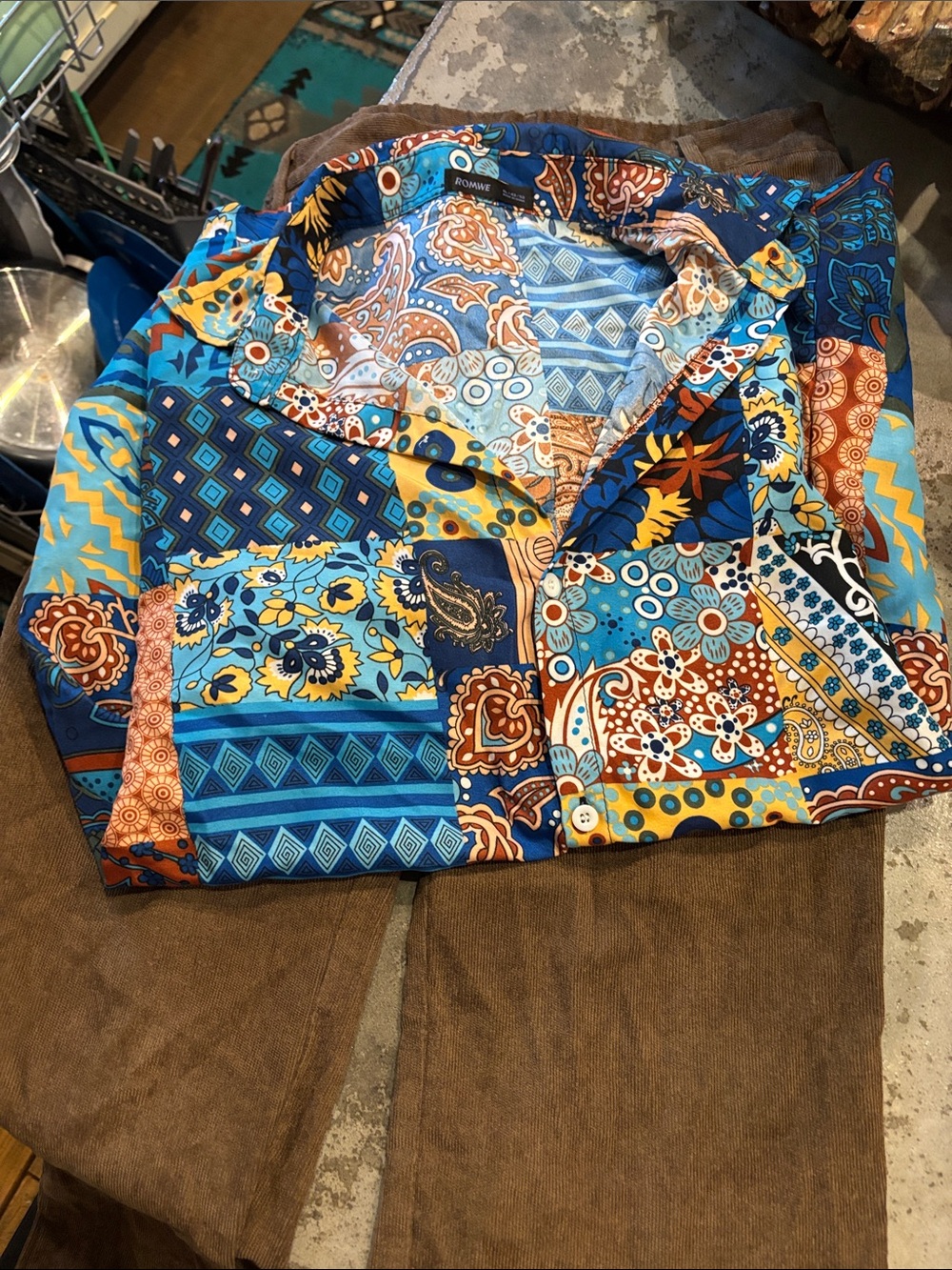 Halloween men’s hippie costume!
Size large pants and extra large shirt